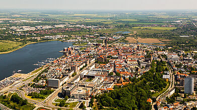 Luftbild von Rostocks Innenstadt und Stadthafen aus Westen
